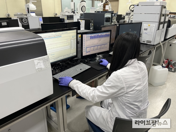 서울친환경유통센터는 3월부터 서울시내 유치원 급식 식재료 공급을 시작했다. 사진은 안전성을 검사하는 모습.