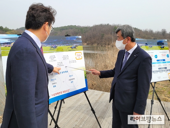 정기환 회장 영천경마공원 건설 사업 현장 시찰 모습.