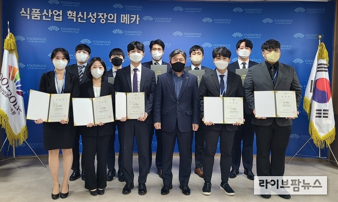 한국식품산업클러스터진흥원은 4일 2022년 제1차 상반기 공개채용을 통해 총 14명을 채용하고 임용식을 가졌다.