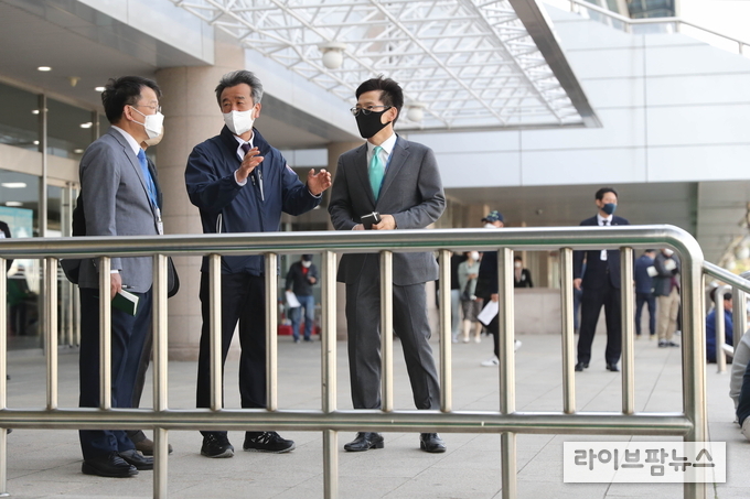 서울경마공원 관람대 점검에 나선 정기환 회장.