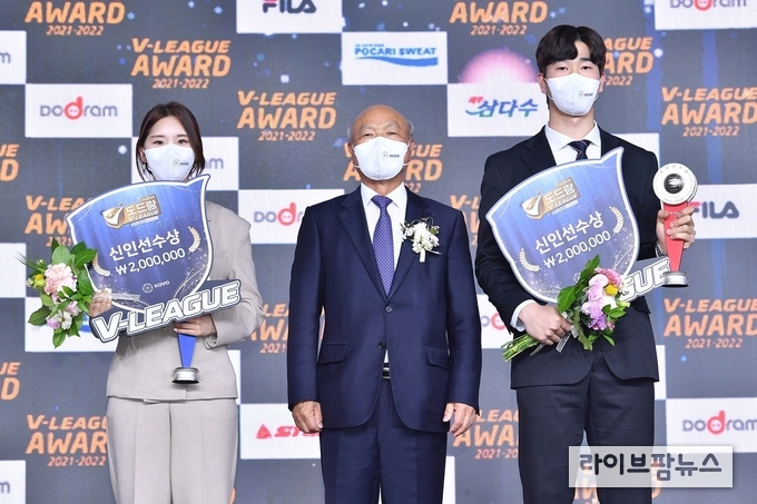 18일(월) 서울 용산구 그랜드 하얏트 호텔에서 열린 ‘도드람 2021~2022 V-리그 시상식’에서 박광욱 도드람양돈농협 조합장(가운데)이 한국도로공사 이윤정 선수(좌), OK금융그룹 박승수 선수(우)에게 신인선수상을 시상하고 기념사진을 촬영하고 있다.