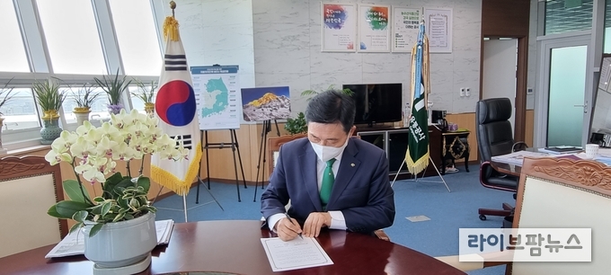 한국농수산식품유통공사-제주특별자치도청 비대면 업무협약식 모습. 한국농수산식품유통공사 김춘진 사장