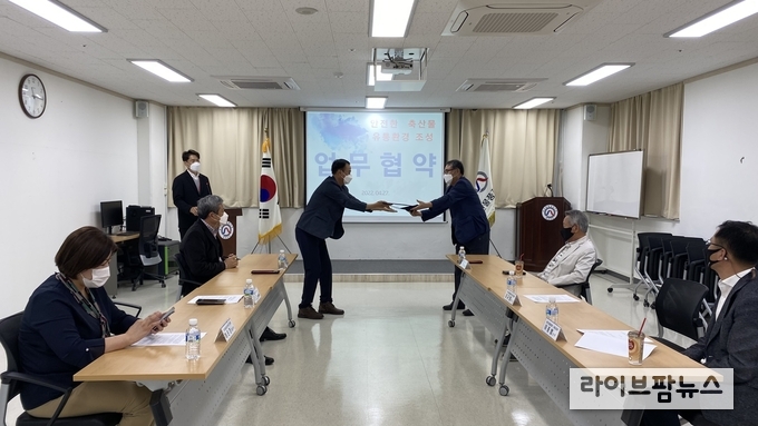 축산물품질평가원 경기지원은 27일 축산물이력제의 안정적 정착과 유통환경 조성을 위해 축산기업중앙회 경기도지회와 업무협약을 체결했다.