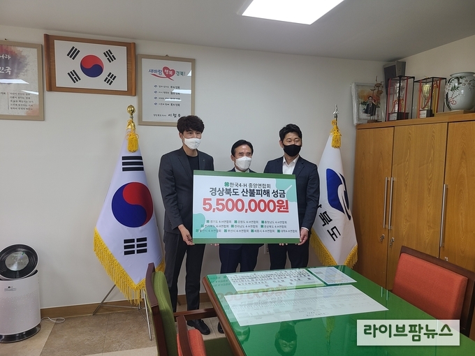 한국4-에이치중앙연합회 지준호 회장(왼쪽 첫 번째)이 4월 28일(목) 경상북도농업기술원 신용습 원장(왼쪽 두 번째) 에게 성금을 전달하고 있다.