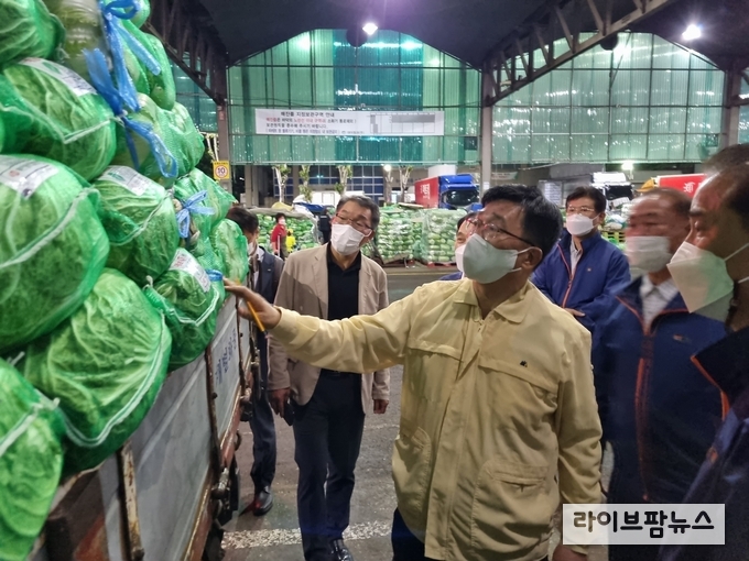 한국농수산식품유통공사 김춘진 사장은 봄배추 화훼 경매현장 찾아 품질과 수급상황을 점검했다. 배추 품위 점검 중인 한국농수산식품유통공사 김춘진 사장(좌측 2번째)