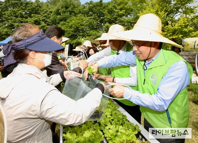 김인중 농림축산식품부 차관<사진 오른쪽>은 13일 오전, 국회 헌정기념관 인근에 조성된 ‘국회 생생텃밭’ 개장식에 참석, 시민들에게 채소·꽃 모종을 나누어 주었다.