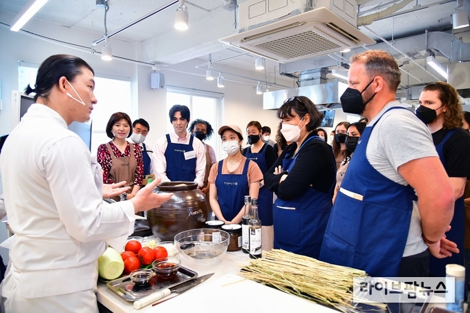외국인 대상 한식 원데이 투어 행사 사진.