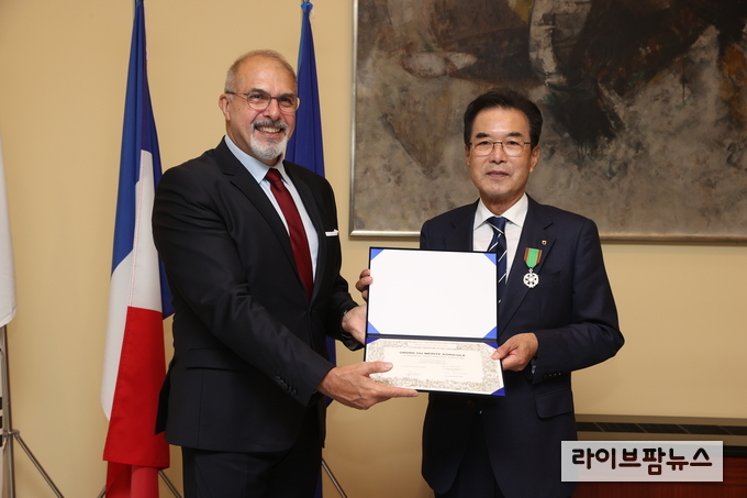 이성희 농협중앙회장(오른쪽)이 19일 오후 주한 프랑스 대사관저에서 필립 르포르 대사에게 프랑스 정부의 농업공로훈장을 전달받고 있다.