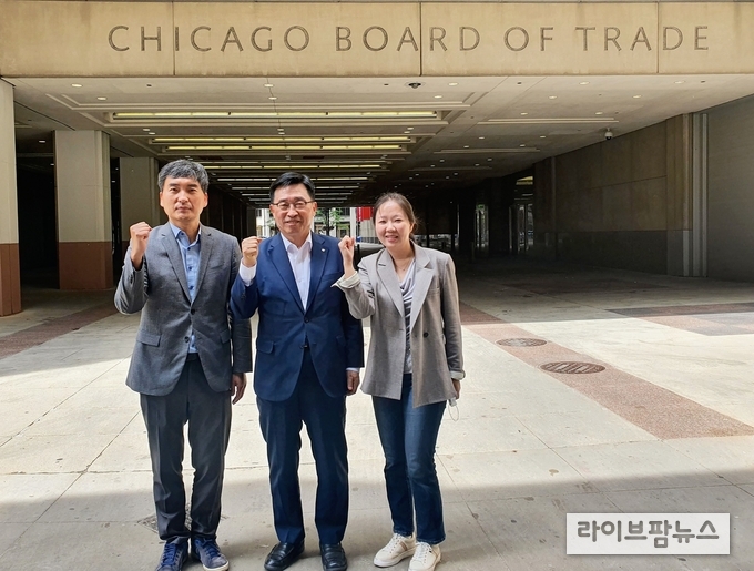 한국농수산식품유통공사 김춘진 사장(가운데), 포스코인터내셔널 아메리카 김재유 시카고 지점장(좌측1번째)