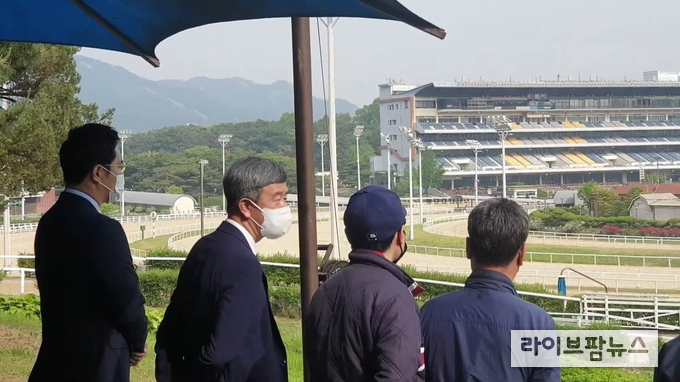 한국마사회 정기환 회장은 지난 28일 서울경마공원 경주마 새벽훈련 현장을 방문해 전체 훈련 과정을 참관하고 안전 메시지를 전파했다.
