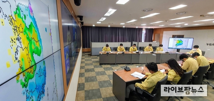 농림축산식품부는 6일 권재한 식품산업정책실장 주재로 시·도, 농촌진흥청, 한국농어촌공사 등이 참석한 가운데 가뭄대책 추진상황 점검회의를 개최했다.