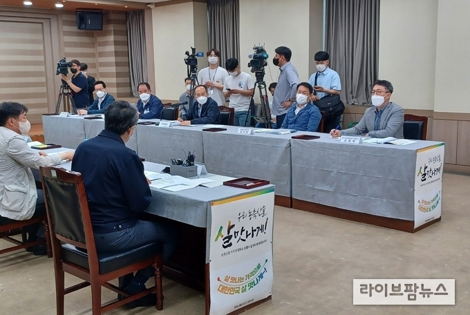 추경호 경제부총리(우측3번째), 김인중 농식품부 차관(우측2번째), 김형목 유통이사(우측1번째)