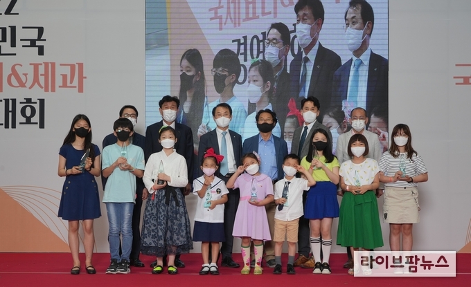 2022 우리 농수산식품 어린이글짓기 대회 수상자 기념사진