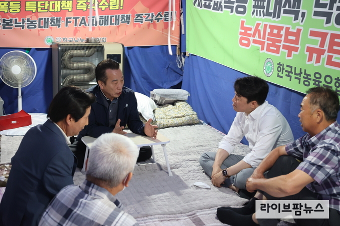 한국낙농육우협회 농성투쟁이 어느덧 114일째를 맞고 있는 가운데 국회 앞 농성장은 정치권과 전국 낙농지도자들의 발걸음이 계속 이어지고 있다.