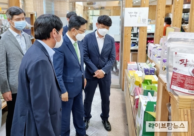 완주 로컬푸드직매장 모악산점 방문 현장 사진. 한국농수산식품유통공사 김춘진 사장(우측2번째)