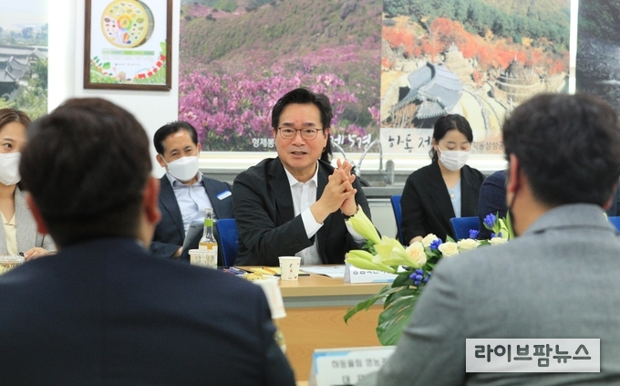정황근 농림축산식품부장관은 10일 오후, 경남 하동의 농촌융복합산업 인증 경영체 두 곳을 방문하고, 미래 농산업 발전 방향에 대한 청년 경영인 간담회를 가졌다.