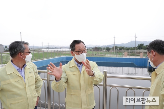 이병호 사장은 10일 경기도 안성시 마둔저수지를 현장점검하고 기상 및 가뭄상황을 지속 모니터링해 피해가 우려되는 지역에는 선제적으로 용수확보와 공급에 집중하겠다고 말했다.