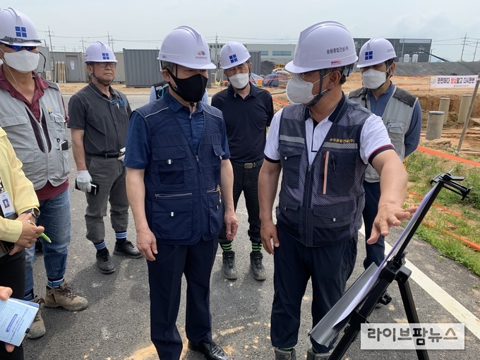 공사현장 안전보건 총괄책임자로부터 안전시설물 설치현황을 듣는 김영재 이사장.