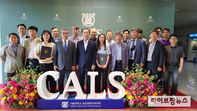 농우바이오는 13일 서울대 농업생명과학대학에서 미래 농업 인재 육성을 위한 장학금 전달식을 갖고 대학원생 2명을 선발 장학금을 전달했다.