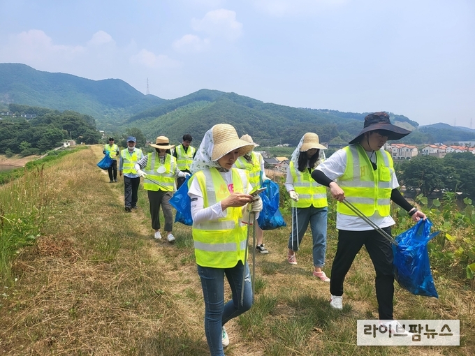 농림수산식품교육문화정보원 직원들이 미리내 마을 환경정화 활동과 마을주민 간담회를 실시했다.