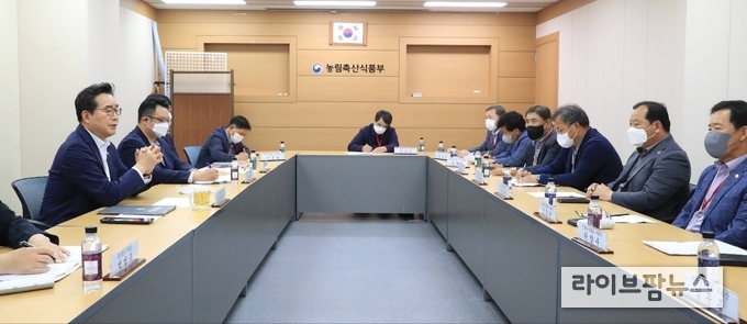 정황근 농림축산식품부장관<사진 왼쪽>은 11일 오후, 농림축산식품부 회의실에서 전국한우협회 회장단과 정책 간담회를 가졌다.