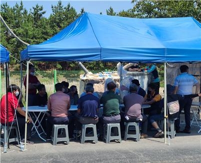2022년 7월 22일(금) 민주노총 화물연대는 참프레 군산사료공장을 불법으로 점거하고, 사료차들의 입·출입을 막고 있자 동우팜투테이블·참프레 농가들이 참프레 군산사료공장을 긴급 방문, 피해 현황 및 대책 방안을 강구하고 있다.