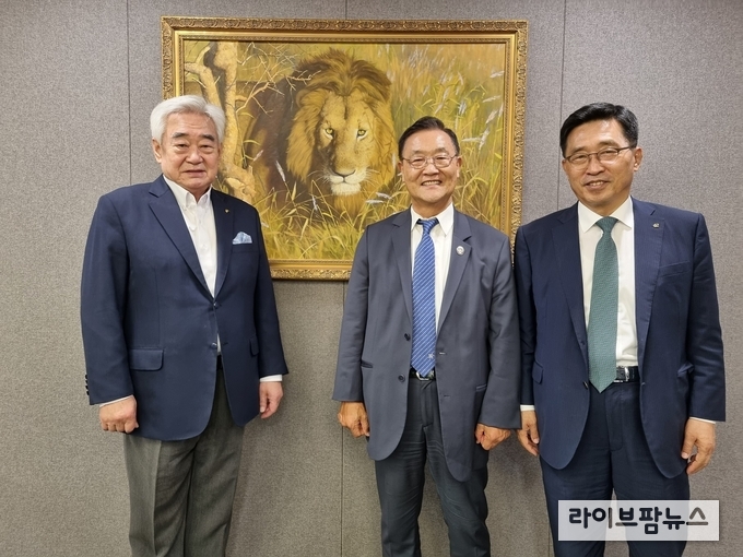 한국농수산식품유통공사 김춘진 사장(우측1번째), 조정원 세계태권도연맹 총재(좌측1번째), 美캘리포니아주 최석호 하원의원(가운데)