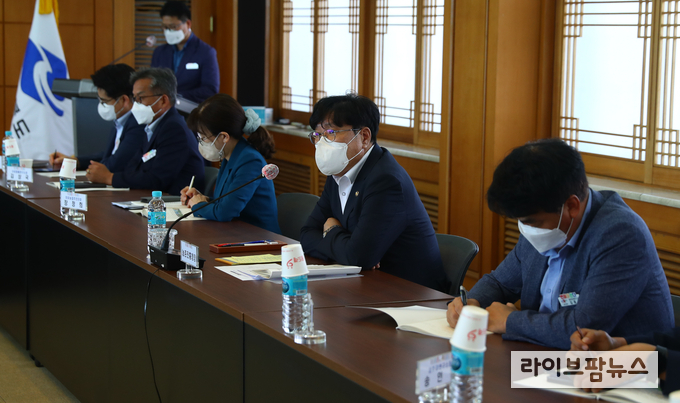 조재호 농촌진흥청장(가운데)이 25일 경상북도농업기술원을 방문해 업무 현황을 보고받고 있다. <사진=농촌진흥청>