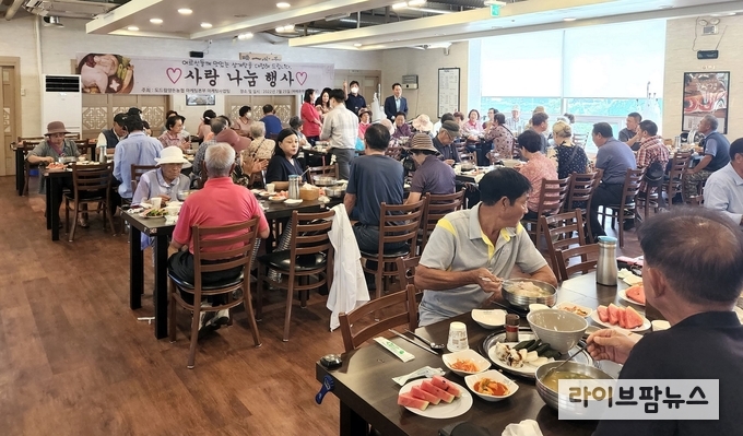 도드람은 지난 25일 경기도 이천에 위치한 도드람테마파크 바비큐하우스에서 지역 어르신을 초청해 삼계탕을 대접하는 ‘사랑나눔행사’를 진행했다.