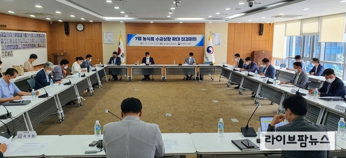 27일 김인중 농식품부차관 주재로 농식품 수급상황 점검회의를 개최하고 이른 추석 대비 10대 성수품 등 수급상황을 집중 점검했다.