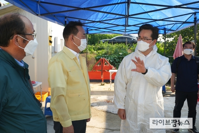 정황근 농림축산식품부장관은 28일 오후, 경기도 여주시에 소재한 육계 농장을 방문하고 생산자단체·지자체 등에 철저한 폭염 대비를 당부했다.