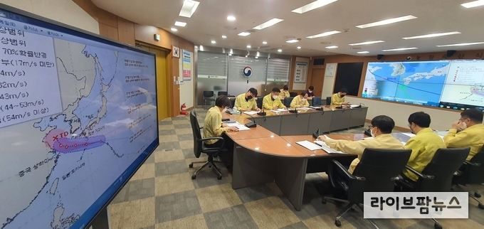 29일 오후 열린 농림축산식품부 제5호 태풍 ‘송다’ 북상에 대비한 점검회의 모습.