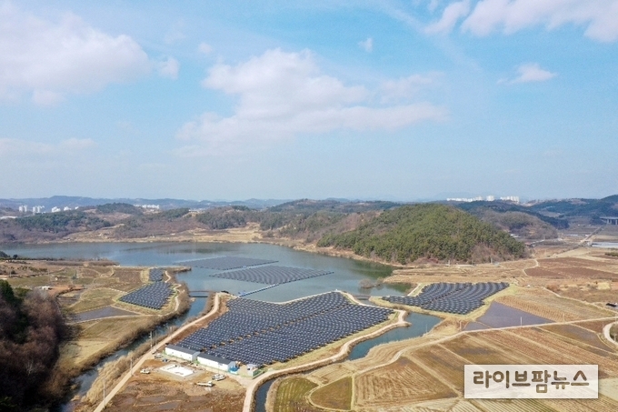 사진은 육상 3MW, 수상3MW 발전이 가능한 사천지사 두량태양광으로 농어촌공사는 발전량 예측제도에 참여해 발생한 수익금은 농업생산기반시설에 재투자해 농업인에 환원할 계획이다.