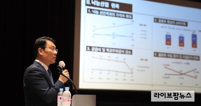 김인중 농림축산식품부 차관은 5일 경기 남부지역 낙농가를 대상으로 정부가 추진하고 있는 낙농제도 개편방안에 대한 설명회를 개최했다.