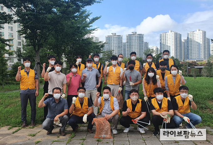 축산물품질평가원 광주전남지원은 지난 3일 ‘탄소중립 생활화’를 위해 임직원을 대상으로 맞춤형 ESG 교육을 실시한 후 광주시 북구의 ‘신용 빛고을 근린공원’ 인근에서 시민들을 대상으로 일회용품 사용 줄이기 캠페인과 공원 환경정화 활동을 펼쳤다.