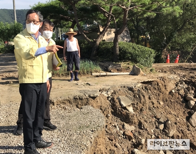 한국농어촌공사 이병호 사장은 12일 경기도 양평군 강상면 일원 농업기반시설피해 현장에 방문해 응급복구 현황을 점검하고 신속한 복구를 당부했다.