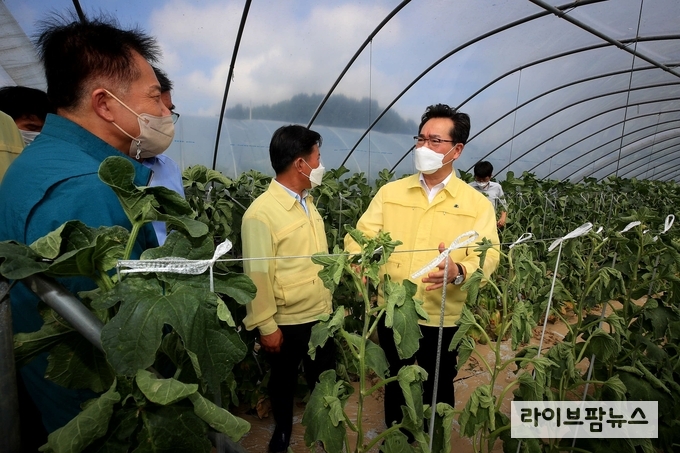 정황근 농림축산식품부 장관은 16일 오후, 충남 부여군을 방문해 이번 집중호우로 발생한 피해 현황을 점검했다.