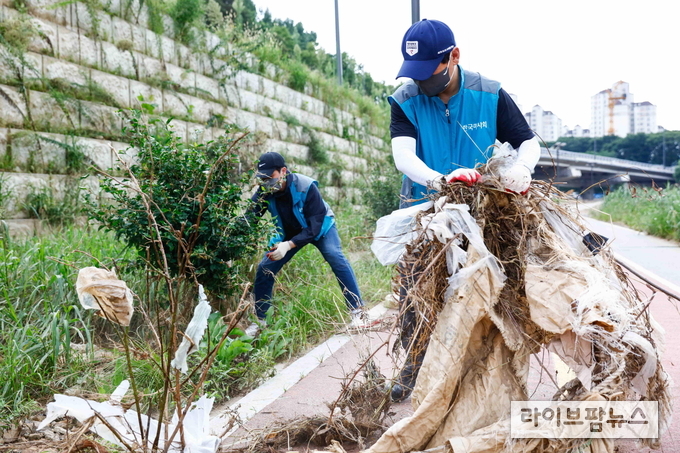 한국마사회는 집중 호우에 따른 피해 지역 복구와 이재민 지원 등을 위해 5천만원 성금 기부와 함께 긴급 수해복구 봉사활동에 나섰다.