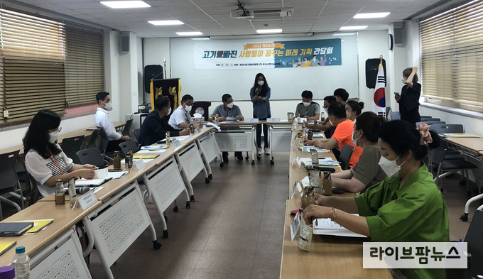 축산물품질평가원 경기지원은 18일 경기 수원시 정자동 전통시장을 방문, 축산물이력제 홍보교육 및 캠페인을 실시했다.