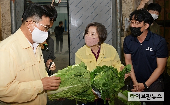 무안군 소재 민간창고 정부비축 배추 보관현황 점검 사진. 한국농수산식품유통공사 김춘진 사장(좌측1번째), 배옥병 수급이사(가운데)
