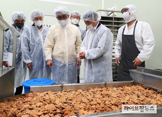 ㈜이영권식품 방문 현장 사진. 한국농수산식품유통공사 김춘진 사장(좌측 3번째), ㈜이영권식품 이영권 대표(우측 2번째)