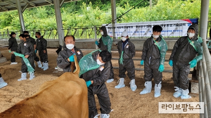 농촌진흥청은 전국한우협회 추천을 받은 70농가를 대상으로 2022년 한우 종합기술 교육을 30일과 31일 이틀간 강원 평창군 소재 국립축산과학원 한우연구소에서 성황리에 마쳤다고 밝혔다.