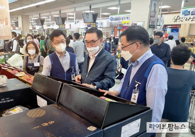 농협경제지주 우성태 농업경제대표이사가 추석연휴를 이틀 앞둔 7일 농협하나로마트 창동점을 방문해 태풍 힌남노로 인한 영향 등 추석 막바지 농산물 수급상황을 점검하며 매장 관계자와 이야기하고 있다.