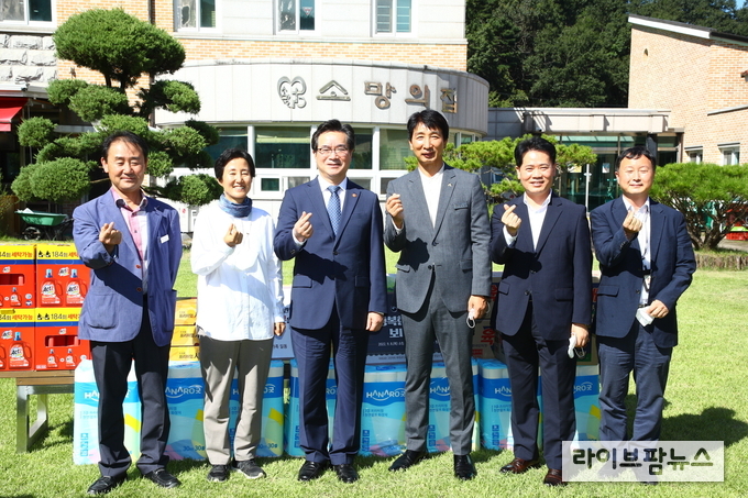 정황근 농림축산식품부 장관은 8일 추석 명절을 앞두고 공주시 소재 장애인 복지시설 ‘소망공동체’를 방문, 위문품과 성금을 전달했다.