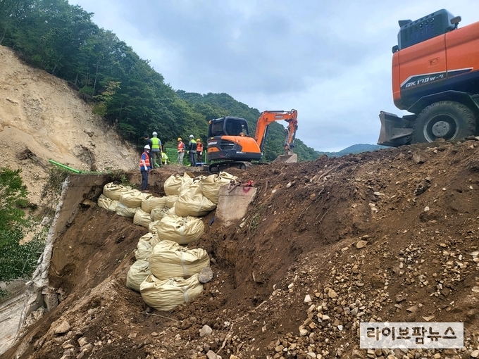 공사 직원들이 경주 권이저수지 사면보호를 위한 성토다짐과 마대쌓기 작업으로 응급복구를 하고 있다. <사진제공: 한국농어촌공사 경북지역본부>