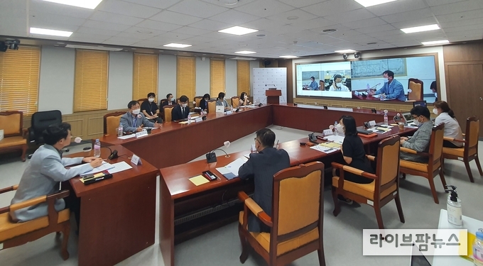 농림축산검역본부는 겨울철 고병원성 조류인플루엔자 발생에 대비해 인플루엔자 바이러스의 최근 연구 결과를 공유하는 ‘2022년 조류인플루엔자 심포지엄’을 20일 온라인으로 개최했다.