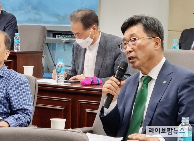 한국식량안보연구재단 ‘제24회 식량안보간담회’ 현장 사진. 한국농수산식품유통공사 김춘진 사장(우측 1번째)