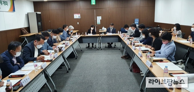 농림축산검역본부는 지난 23일 ‘2022년 조류인플루엔자(AI) 분야별 협의체’를 개최하고, 향후 연구 방향에 대해 심도 있는 논의를 했다.