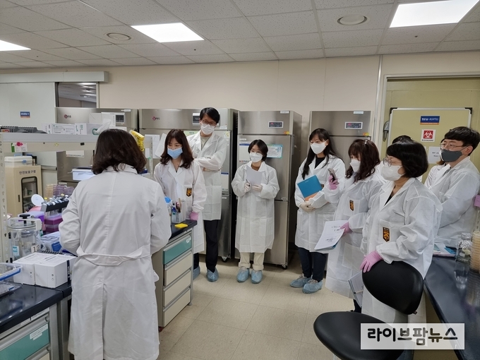 농림축산검역본부는 개, 고양이 등 반려동물에 항생제 오·남용을 줄이기 위해 지난 13일 8개 시도 동물위생시험소 담당자 대상으로 반려동물 유래 세균에 대한 항생제감수성검사 교육을 실시했다.