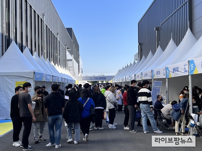한국식품산업클러스터진흥원은 지난 20일 NS홈쇼핑과 익산시가 개최하는 국내 최대 요리경연 대회이자 식품축제인 ‘NS Cookfest 2022 in IKSAN’에 참여했다. 사진은 익산취업박람회 모습.
